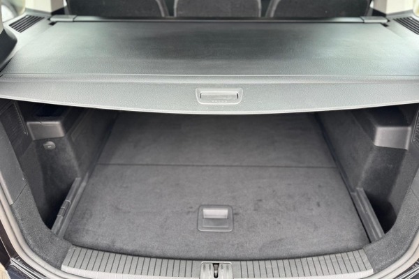 VW TOURAN 1.6 TDI, Ručni mjenjač 6 brzina.Registriran do 6/2026